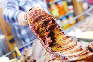 Schweinerippchen vom Grill, Nahaufnahme auf dem Weihnachtsmarkt