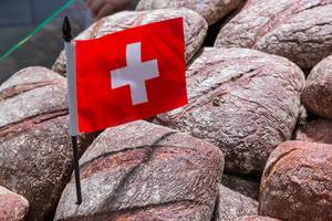 Schweizer Flagge erobert Backwaren: Brotlaib mit Schweizer Fahne