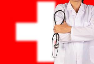 Schweizer Gesundheitssystem symbolisiert durch die Nationalflagge und eine Ärztin mit Stethoskop in der Hand