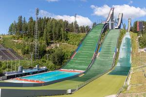 Schwimmbecken des Freibads mit abgetrennten Bahnen, am Fuß der Skisprungschanze in Lahti, Finnland