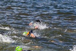 Schwimmer beim Kraulschwimmen in einem See, während des Ironman-Schwimmwettkampfs vor der Küste in Lahti, Finnland