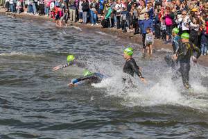 Schwimmsportler starten den Ironman 70.3 an der Küste von Lahti, im Vesijärvisee im Süden Finnlands