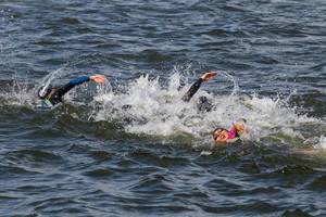 Schwimmwettkampf der Triathleten-Frauen im Vesijärvi-See in Päijät-Häme, während des Ironman in Finnland