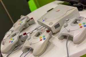SEGA Dreamcast Konsole mit vier Controllern