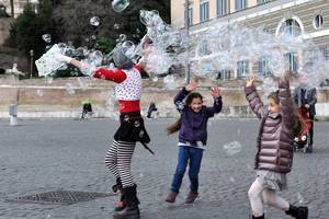 Seifenblasen auf dem Piazza del Popolo
