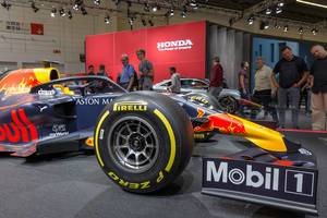 Seitenansicht des Formel-1 Rennwagens für die Weltmeisterschaft 2019: Aston Martin Red Bull Racing RB15