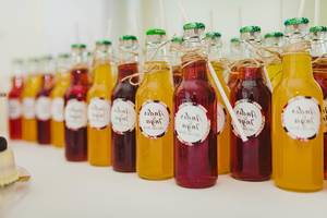 Selbstgemachte Limonade in verschiedenen Farben und in Glasflaschen abgefüllt