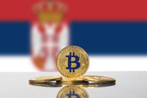 Set aus vier goldenen Bitcoins vor der Flagge von Serbien