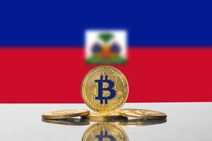 Set aus vier goldenen Bitcoins vor der Nationalflagge von Haiti
