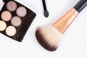 Set für Make-up mit Kosmetikpinsel, Lidschatten-Applikator und Döschen mit verschiedenen Brauntönen