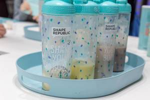 Shape Republik Trinkflasche mit verschiedenen Protein-Shakes auf der größten Fitnessmesse Fibo in Köln