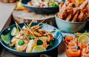 Shrimps-Salat in einem Teller