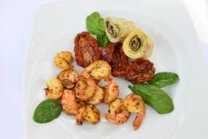 Shrimps with tomatoes and artichokes