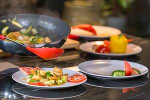 Shrimpteller mit buntem Gemüse, frisch zubereitet von einem professionellem chinesischem Koch