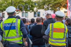 Sicherheitskontrolle auf einer Großveranstaltung in einer deutschen Stadt