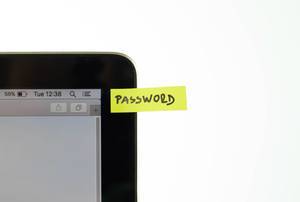 Sicherheitsrisiko: Aufkleber mit Passwort auf dem Laptop