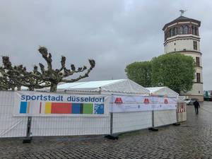 Sicherheitszaun am Ziel vom Düsseldorf-Marathon am Burgplatz, neben dem Museumsturm in der Sportstadt Düsseldorf