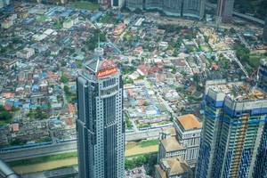 Sicht auf Hochhäuser und Baustellen von den Petronas Zwillingstürme in Kuala Lumpur