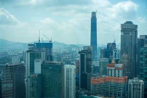 Sicht auf Wolkenkratzer vom Observationsdeck der Petronas Zwillingstürme in Kuala Lumpur