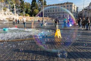 Sicht durch eine Seifenblase auf dem Piazza del Popolo in Rom