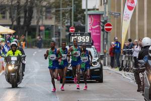 Sieger Bekele Tefera Fikre mitten im Führungsquartett beim Frankfurter Marathon