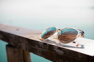 Silberne Sonnenbrille am Strand