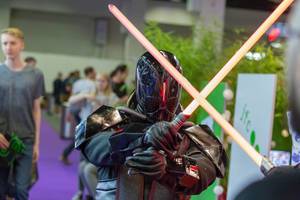 Sith-Cosplayer mit gekreuzten Lichtschwertern auf der Gamescom 2018