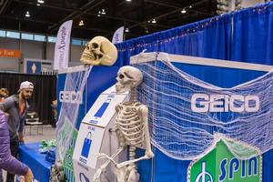 Skelett und Totenschädel aus der Seitenansicht, am Glücksrad-Gewinnspiel von Geico