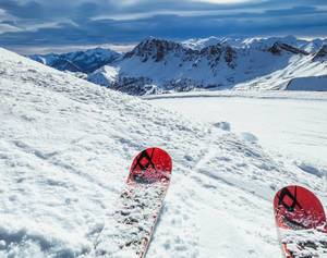 Skifahren mit Blick auf hohe Berge im Skigebiet Vars, Frankreich an sonnigem Tag
