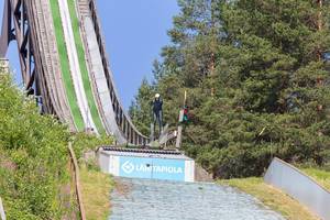 Skisprung-Übungen während der Sommersaison ohne Schnee, in Lahti, Finnland