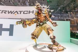 Skulptur des Overwatch-Helden Junkrat - Gamescom 2017, Köln