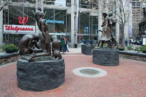 Skulpturen im Irish Famine Memorial in Boston, USA