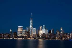 Skyline von New York City inklusive Freedom Tower bei Nacht, USA