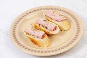 Sliced Baguettes served with Ham (Flip 2019)