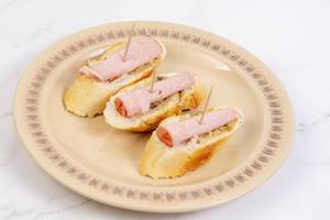 Sliced Baguettes served with Ham