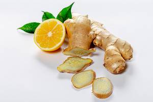 Sliced fresh ginger with lemon and green leaves (Flip 2019)