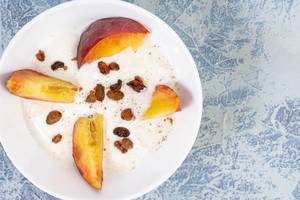 Sliced Peaches with Greek Yogurt and Raisins (Flip 2019)