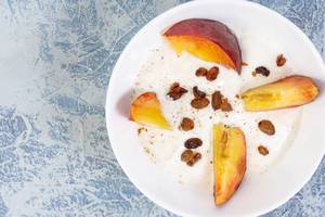 Sliced Peaches with Greek Yogurt and Raisins