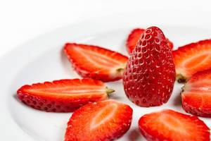 Sliced Strawberries arranged on the plate (Flip 2019)