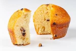 Sliced vanilla muffin with chocolate crumbs (Flip 2019)