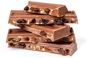 Slices of milk chocolate with nuts and raisins (Flip 2020)