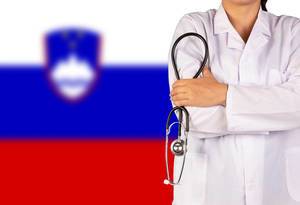 Slowenisches Gesundheitssystem symbolisiert durch die Nationalflagge und eine Ärztin mit Stethoskop in der Hand