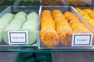 Small cakes with green tea and pumpkin flavour at Chicago French Market