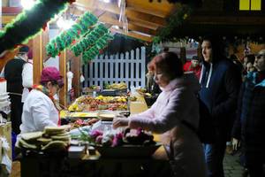 Small merchants selling food at Christmas market (Flip 2019)