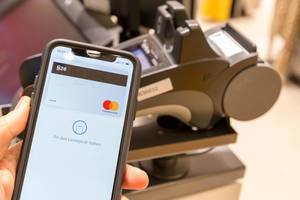 Smartphone mit aktiver App für mobiles Bezahlen ohne Bargeld mit NFC
