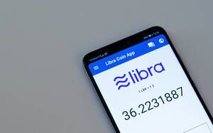 Smartphone mit offener Libra Coin App