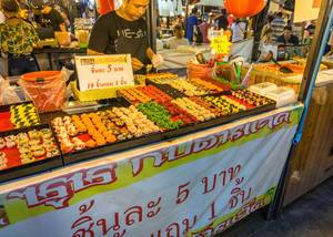 Snacks auf dem Mitternachtsmarkt in Bangkok - lokale Spezialitäten
