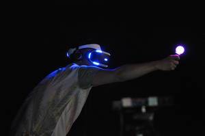Sony Project Morpheus: A man is active in VR gear