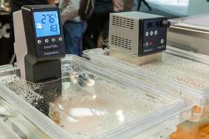 Sous-vides cooking accessories: Sage PolyScience measures the water temperature inside the resistant unbreakable polycarbonate container