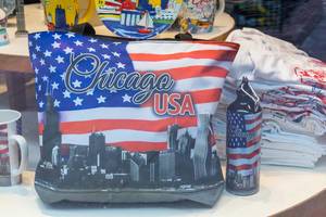 Souvenirs for tourists in the US: bag and water bottle with "Chicago USA" stars and stripes print and skyline of the city in greyscale